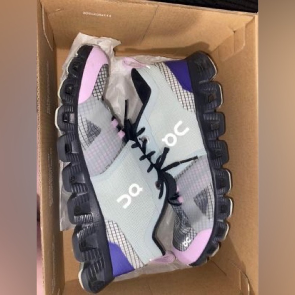 Women’s on clouds size 7